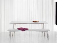 Design Massivholzbank PROFILE BENCH in Esche grau gebeizt mit weißem Tisch PROFILE TABLE Design-Massivholzbank und Tisch PROFILE BENCH und PROFILE TABLE