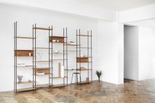 Modulares Regal aus Holz auch als Raumteiler - SHELVING SYSTEM von Moebe