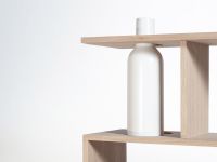 Integrierte Keramikvasen machen das Bücherregal BIBLIOFLEUR von Drugoet Manufacture zu einem ganz besonderem Möbelstück Detail des Design Bücherregals aus massives Holz - BIBLIOFLEUR von Drugoet Manufacture