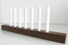 Kerzenständer BRENHOLZ von Raumgestalt aus massivem Holz in dunkler, geräucherter Eiche. Kerzenständer BRENHOLZ von Raumgestalt aus massivem Eichenholz.