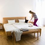 ZEBRA von Sixay - elegant geschwungenes Designerbett aus Massivholz