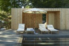 Ob im Garten, auf der Terrasse oder am Pool: Die Sonnenliege PELAGUS von Skagerak wird schnell zum Lieblingsspot im Outdoorbereich Designer Sonnenliege mit Armlehnen aus Teak - PELAGO SUNBED von Skagerak