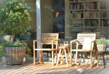 Gartenstuhl mit Armlehnen - TIMBER von Jan Kurtz