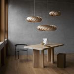 Die Design Hängelampe TR5 von Tom Rossau mit Birkenfurnier in natur lässt Räume lebendig und dynamisch wirken Designer Pendelleuchte mit Birkenfurnier in natur TR5 von Tom Rossau