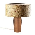 Moderne Tischleuchte mit Holzfuß in Walnuss und Schirm in Rosenblüte PURA von LeuchtNatur