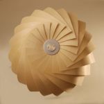 Detailansicht der Pendelleuchte TR7 aus Birkenfurnier von unten Designleuchte aus Holz (Birkenfurnier) von Tom Rossau - TR7