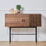 Erhältlich ist das Sideboard ARRAY von WOUD in drei verschiedenen Holzarten (Abbildung in Walnuss) und zwei Größen  WOUD - ARRAY Sideboard aus Holz in Walnuss und Metall (120 cm breit)