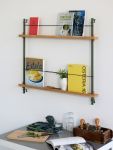 In der Küche hält das MAGAZINE SHELVING von MOEBE praktischerweise nicht nur Kochbücher und -zeitschriften bereit, sondern auch Gewürze MOEBE - MAGAZINE SHELVING Zeitschriftenregal und Bücherregal für die Küche