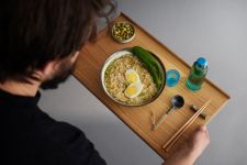 Das Serviertablett TRAY von MOEBE aus Eichenholz eignet sich ideal, um Speisen von einem Ort zum anderen zu trasportieren Serviertablett aus Eiche TRAY von MOEBE