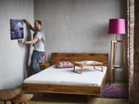 Klare Linien, ausgewählte Materialien und eine hochwertige Verarbeitung kennzeichnen das Bett FLY von Sixay und machen es zu einem langlebigen Möbel Sixay - FLY Bett aus Massivholz mit schwebendem Gestell