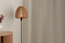 Dänische Designer Stehlampe CLAVA WOOD von UMAGE in Eiche geölt mit schwarzem Lampenständer Lampenschirm aus Holz Stehlampe - CLAVA WOOD von UMAGE