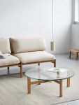 Einladender Wohnbereich mit dem Couchtisch ROUND COFFEE TABLE aus Holz und Glas im dänischen Design von MOEBE Couchtisch aus Holz und Glas in rund ROUND COFFEE TABLE von MOEBE