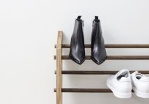 das schmale Schuhregal MOODSTAND von Roon und Rahn passt sich jedem Schuhwerk an