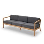 3-Sitzer Outdoor Sofa VIRKELYST von Skagerak aus FSC-zertifiziertem Teakholz mit dunkelgrauen Polstern Outdoor Sofa 3-Sitzer aus Teakholz - VIRKELYST 3SEATER von Skagerak