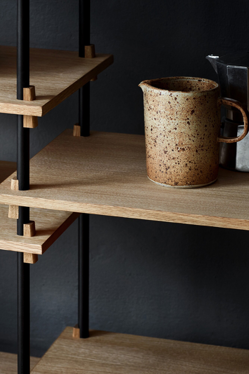 MOEBE SHELVING SYSTEM in Eiche / Schwarz als Kommode im Flur