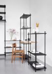Regalsystem SHELVING SYSTEM von Moebe - hier in der schwarzen Ausführung als Stufenregal mit integriertem Schreibtisch aufgebaut Regalsystem aus Holz und Stahl in schwarz - SHELVING SYSTEM von Moebe