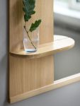 Im Detail: Die Holzablage des Spiegel MIRROR WITH A SHELF von MOEBE Spiegel mit Holzregal im Detail: Der Mirror with a Shelf von Moebe