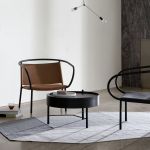 Dank seines zeitlosen Designs fügt sich der Couchtisch TURNING TABLE von Audo Copenhagen in ganz unterschiedliche Wohnraumkonzepte ein, die er nicht nur optisch, sondern auch funktional aufwertet MENU - TURNING TABLE dänischer Design Couchtisch rund aus Holz in Esche schwarz