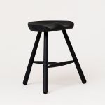 Hocker mit Schalensitz Buche schwarz - SHOEMAKER CHAIR NO. 49 von FORM & REFINE