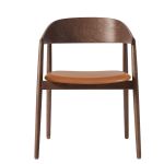 Gepolsterter Designer Esszimmerstuhl AC2 von Andersen Furniture in Buche, geräuchert matt lackiert mit cognacfarbenem Lederbezug Designer Armlehnstuhl in Buche gerauechert Cognac - AC2 Chair von Andersen Furniture