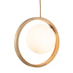 Zwischen dem hellen Eschenholz und dem Glaskörper der Pendelleuchte LOER PENDANT von Tom Raffield entsteht ein spannender Kontrast Pendelleuchte aus Eschenholz und Glas - Loer Pendant von Tom Raffield