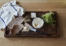 Wer zum Essen mehr Platz braucht, kann seine Mahlzeit auf dem 40 x 24 cm großen Schneidebrett ausbreiten  Schneidebrett in Teak mit Saftrille - DANIA CUTTING BOARD von Skagerak