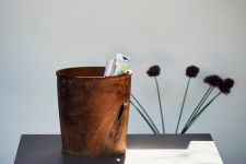 Der hochwertige Papierkorb BEO aus Holz von Jan Kurtz ist ein echter Blickfang im Büro hochwertiger Papierkorb aus Holz in Teak - BEO von Jan Kurtz