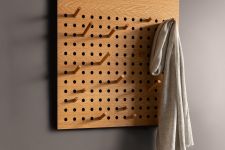 quadratische Wandgarderobe aus Holz in Eiche - SCOREBOARD von We Do Wood