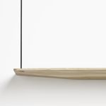 Detailansicht vom schwebenden Regal aus Holz - STEDGE von Woud