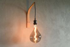 Wandlange mit Glühbirne und Halterung aus Holz - ARCUS von LeuchtNatur