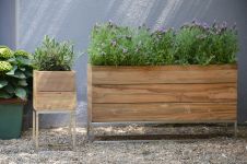 Der Pflanzkasten MINI GARDEN von Jan Kurtz ist in unterschiedlichen Größen erhältlich, die harmonisch miteinander kombiniert und individuell gestaltet werden können Jan Kurtz - MINI GARDEN Pflanzkasten aus Teakholz mit Gestell