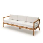 3-Sitzer Outdoor Sofa VIRKELYST von Skagerak aus FSC-zertifiziertem Teakholz mit weißen Polstern Outdoor Sofa 3-Sitzer aus Holtz - VIRKELYST 3-SEATER von Skagerak