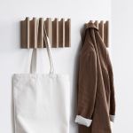 COLUMN COAT RACK - kleine Wandgarderobe aus Holz in Eiche von Kristina Dam
