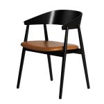 Gepolsterter Designer Esszimmerstuhl AC2 von Andersen Furniture in Eiche, schwarz lackiert mit cognacfarbenem Lederbezug Designer Esszimmerstuhl mit Polster aus Leder in Cognac - AC2 CHAIR Andersen Furniture