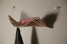 Ausgefallene Wandgarderobe KNAEGT COAT RACK aus Holz mit zusätzlicher Ablage von WOUD Ausgefallene Wandgarderobe aus Holz mit Ablage - KNAEGT COAT RACK von WOUD