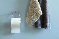 Der Toilettenpapierhalter aus unbehandeltem Eichenholz für die Wand TOILET PAPER HOLDER von by Wirth besticht durch seinen natürlichen Look und minimalistisches Design Toilettenpapierhalter aus Holz aus Eiche für die Wand - TOILET PAPER HOLDER von by Wirth