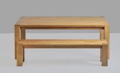 Die Sitzbank TAURUS in Kombination mit dem gleichnamigen Esstisch in Eiche geölt Sitzbank ohne Lehne in Eiche geölt TAURUS von vitamin design