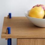 MOEBE - SHELVING SYSTEM SABINET in Eiche geölt / Blau im Detail