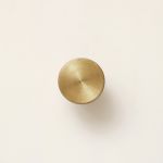 großer Design Wandhaken aus Messing - ANGLE HOOK von FORM & REFINE