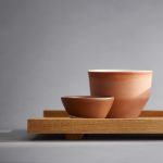 Detailansicht des Serviertabletts TRAY von MOEBE aus FSC-zertifiziertem Eichenholz MOEBE TRAY Serviertablett aus Holz Eiche klares Design