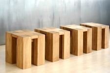 Der hochwertige Hocker TAURUS aus Holz - Abbildung in Eiche geölt und Beinprofil 14x14cm Holzhocker in Eiche geölt TAURUS von vitamin design