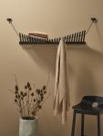Die Wandgarderobe KNAEGT von WOUD punktet nicht nur mit clever durchdachten Details, sondern erweist sich auch als echter Blickfang WOUD - KNAEGT COAT RACK Design Wandgarderobe aus Holz in Eiche schwarz