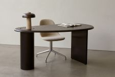Der Schreibtisch THE ECLIPSE DESK aus Holz und Stahl von Audo Copenhagen trägt seine Form im Namen: Die Tischplatte ist konkav und konvex geformt Schreibtisch aus Holz und Stahl The Eclipse Desk von Menu