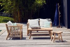 In Kombination des Loungesofas FRED mit dem gleichnamigen Sessels, dem Couchtisch und dem Hocker FRED von Jan Kurtz entsteht eine einladende Outdoor Lounge  Outdoor Lounge aus Holz in Teak - FRED von Jan Kurtz