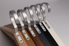Elegante Design Garderobenbügel MILANO HG-3 aus Holz von Hoigaard  Design Garderobenbügel aus Holz MILANO HG-3 von Hoigaard