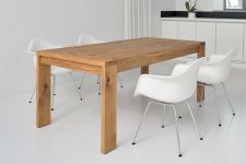 Der moderne Designer Holztisch massiv LUNGO von vitamin design