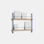 Variante 2 des Zeitschriftenregals MAGAZINE SHELVING von MOEBE in Eiche geölt mit Gestell in Deep Blue Zeitschriftenregal für die Wand in Eiche Deep Blue - MAGAZINE SHELVING MS.65.1 von MOEBE
