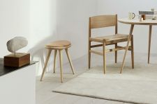 Holzhocker in runder Form aus Eiche - LOW STOOL von Mater 