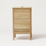 Die lebendige Maserung des Eichenholzes macht jede Wäschetruhe A LINE LAUNDRY BOX von FORM & REFINE zu einem echten Unikat elegante Wäschetruhe aus Holz in Eiche - A LINE LAUNDRY BOX von FORM & REFINE
