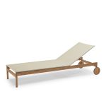 Designer Sonnenliege PELAGUS aus FSC-zertifiziertem Teakholz und sandfarbenem Slingstoff von Skageral Designer Sonnenliege aus Teak - PELAGO SUNBED von Skagerak